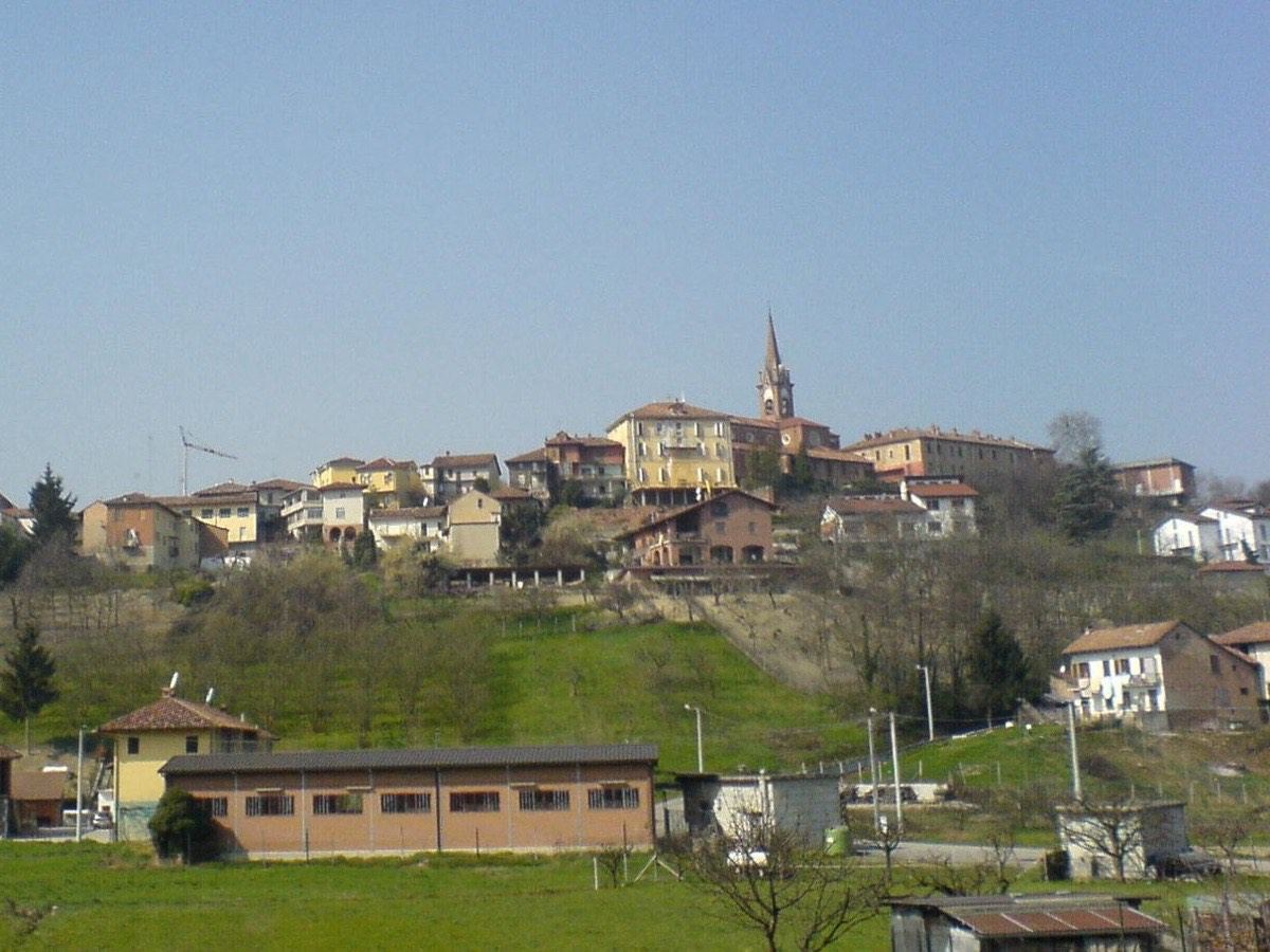 Priocca im Roero mit Kirchturm auf der Hügelkuppe