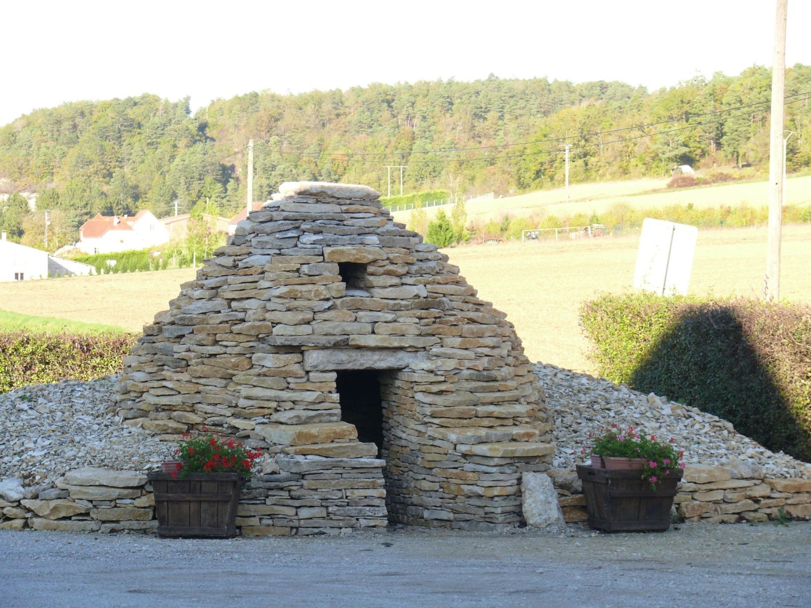 Cadole, eine Hütte aus Trockenstein, vor den Rebhängen von Les Riceys